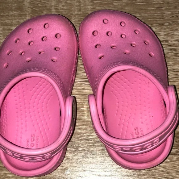 🌟🛍🎉HOST PICK🎉🛍🌟Hot Pink Toddler Crocs - Picture 4 of 5